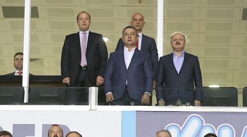 Özeçoğlu, Çakacakla birlikte izledi