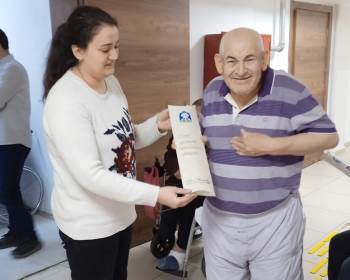 Özel Birey Ve Ailelerinin Hediye Sevinci
