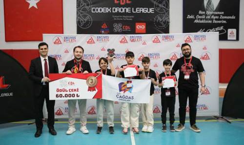 Özel Çağdaş Okulları öğrencilerinden büyük başarı: Drone turnuvasında 3 kupa birden!