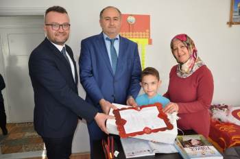 Özel Eğitim Öğrencisi Karne Sevincini Evinde Yaşadı
