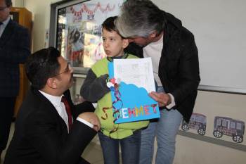 Özel Eğitimli Öğrenciye Üzerinde İsmi Yazan Özel Karne
