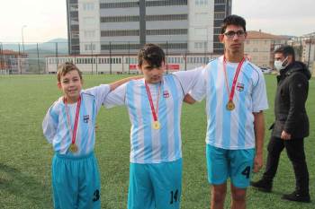 Özel Gereksinimli Çocuklar İlk Defa Bir Futbol Maçına Çıktılar
