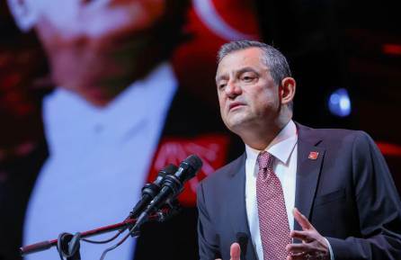 Özgür Özel bir taşla üç kuş vuruyor