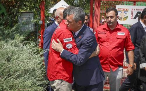 Özgür Özel'den AKUT’a taziye ziyareti