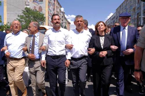 Özgür Özel Eskişehirlilerle kol kola: "Eskişehir'i nasıl yönetiyorsak Türkiye'yi de öyle yöneteceğiz"