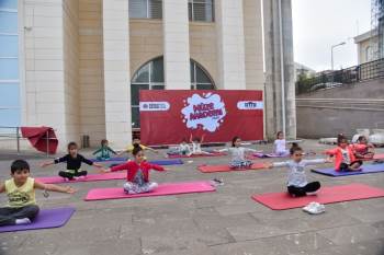 Pandemi Sürecinden Bunalan Çocuklar Yoga İle Rahatladılar

