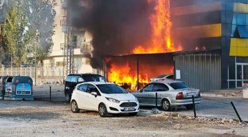 Panik anlar: 5 araç cayır cayır yandı! 