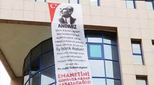 Pankart böyle asılır!