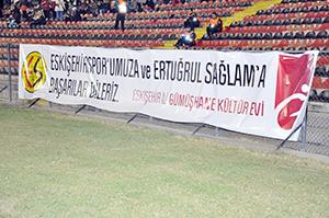 Pankartlarda destek mesajları