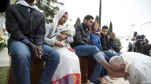 PAPA, MÜSLÜMANLARIN AYAKLARINI ÖPTÜ