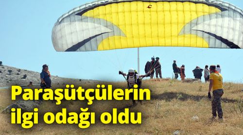 Paraşütçülerin ilgi odağı oldu