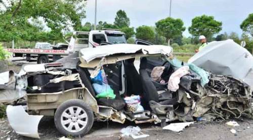 Parçalanan otomobilde can verdi!