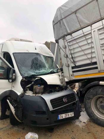 Park Halinde Bulunan Tıra Arkadan Çarptı
