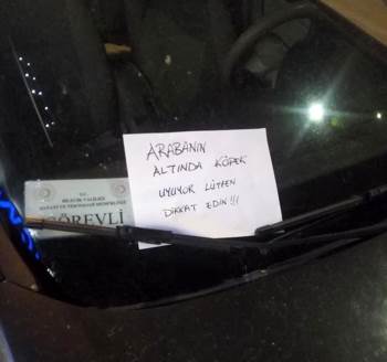 Park Halindeki Aracın Camına Bu Notu Yazdılar
