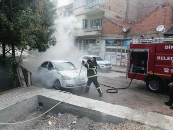 Park Halindeki Araçta Çıkan Yangın Paniğe Neden Oldu
