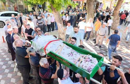 Park halindeki araçta ölü bulunan genç kız Afyon'da toprağa verildi