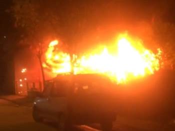 Park Halindeki Otomobil Alev Alev Yandı
