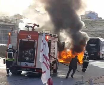 Park Halindeki Otomobil Alev Alev Yandı
