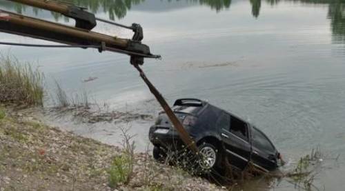 Park halindeki otomobil gölete uçtu: 3 ölü 