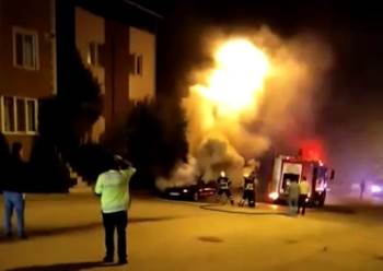 Park Halindeki Otomobilde Çıkan Yangında Araç Kullanılmaz Hale Geldi
