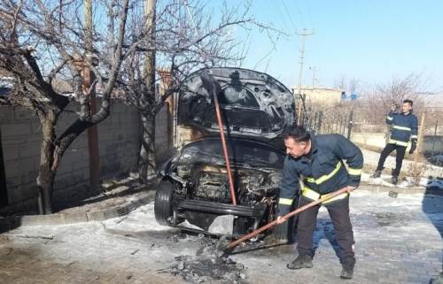 Park halindeki otomobilde yangın meydana geldi