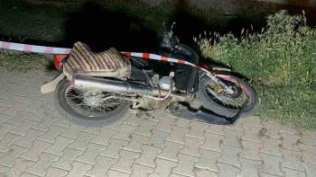 Park Halindeki Otomobile Çarpan Motosiklet Sürücüsü Yaralandı
