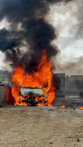 Park halindeki ticari araç alev alev yandı