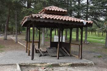 Parklarda Bank Ve Kamelyalara Zarar Verenlere ’Lütfen Yeter’ Sitemi
