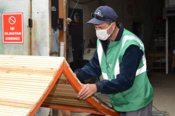 Parklardaki Kamelyalar Ve Oturma Bankları Yenileniyor
