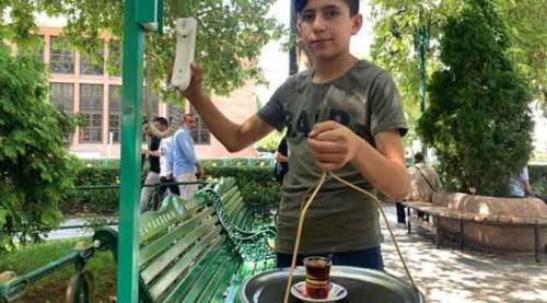 Parkta görenleri şaşırtan telefon