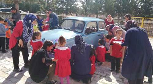 Parmakları ile araç boyadılar