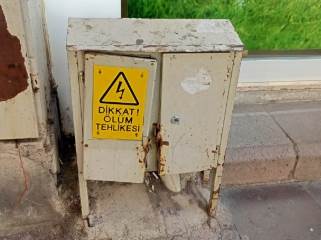 Paslı elektrik panosu tehlike saçıyor