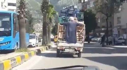 Pazar kasalarını korumak için kendini siper etti