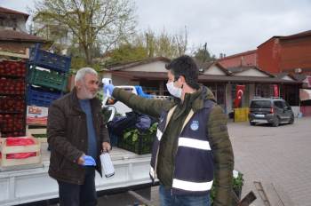 Pazarcı Esnafının Hem Ateşi Ölçüldü Hem De Maske Dağıtıldı
