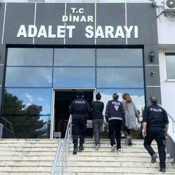 Pazarda Yankesicilik Yapan Kadınlar Yakalandı
