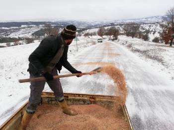 Pazarlar’Da Buzlu Yollar Tuzlanıyor

