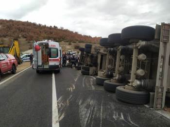 Pazarlar’Da Kömür Yüklü Tır Devrildi: 2 Yaralı
