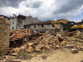 Pazarlar’Da Metruk Binalar Temizleniyor
