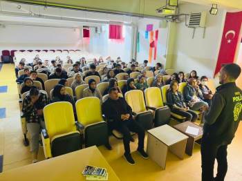 Pazarlar’Da Öğretmen Ve Öğrencilere Güvenli Ve Şuurlu İnternet Kullanımı Eğitimi
