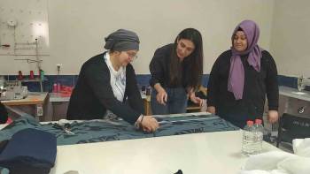 Pazarlar Halk Eğitim Merkezi Depremzedeler İçin Üretiyor
