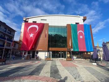 Pazaryeri Belediye Binasına Dev Azerbaycan Bayrağı Asıldı
