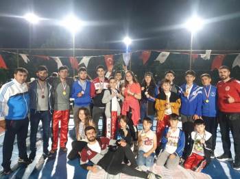 Pazaryeri Kick Boks Takımı 14 Madalya İle Döndü
