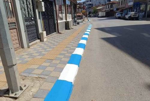 Pazaryeri’nde kaldırımlar mavi-beyaza büründü