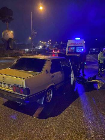 Pelitözü Kavşağında Yaşanan Trafik Kazasında 3 Kişi Yaralandı
