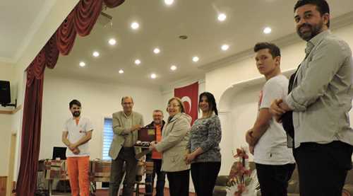 PEMBE KURDELE PERDELERİNİ AÇTI