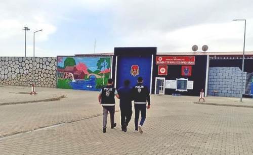 Perukla 6 ay kaçtı, yakayı ele verdi