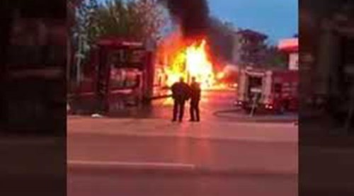 Petrol istasyonuna yıldırım düştü