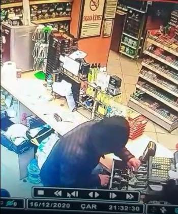 Petrol İstasyonunda Hırsızlık Anı Güvenlik Kameralarına Yansıdı
