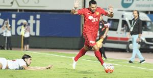 Pinto ilk kez sahnede