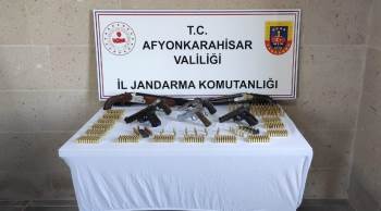 Piyasadan Topladığı Silahları Satamadan Jandarmaya Yakalandı
